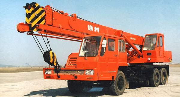 1976年, 必博成功研发出中国第一台QY16吨全液压汽车起重机
